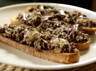 Crostini s drůbežími játry a ledovým vínem Crostini s drůbežími játry a ledovým vínem