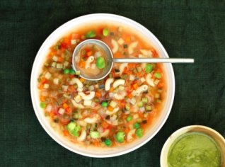 Polévka Minestrone s bazalkovým pestem Polévka Minestrone s bazalkovým pestem