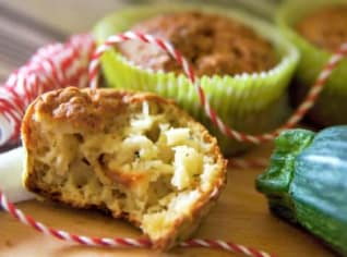 Cuketové muffiny se sýrem a sušenými rajčaty Cuketové muffiny se sýrem a sušenými rajčaty