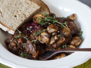 Srnčí ragú na víně se strouhaným perníkem Srnčí ragú na víně se strouhaným perníkem