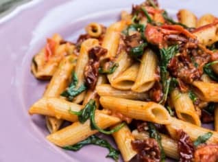 Penne se sušenými rajčaty, rukolou a česnekem Penne se sušenými rajčaty, rukolou a česnekem