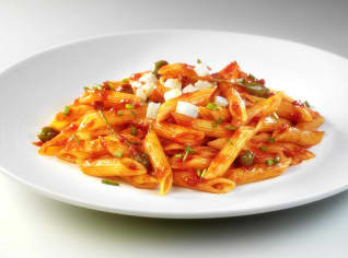 Penne s rajčatovým pyré, kapary a mozzarellou Penne s rajčatovým pyré, kapary a mozzarellou