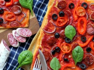 Pizza s fuetem, červenou cibulí a olivami Pizza s fuetem, červenou cibulí a olivami