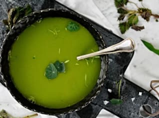 Detoxikační polévka z medvědího česneku a mladých kopřiv Detoxikační polévka z medvědího česneku a mladých kopřiv