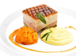 Presovaný bůček s bramborovou kaší, jablečným chutney a omáčkou z cideru Presovaný bůček s bramborovou kaší, jablečným chutney a omáčkou z cideru