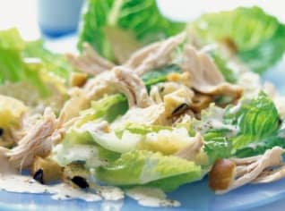 Salát Caesar s kuřetem a parmazánovými chipsy Salát Caesar s kuřetem a parmazánovými chipsy