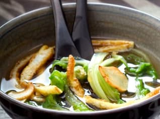 Polévka s pak choi a smaženým vaječným svítkem Polévka s pak choi a smaženým vaječným svítkem
