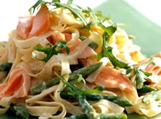 Fettuccine s lososem a chřestem Fettuccine s lososem a chřestem