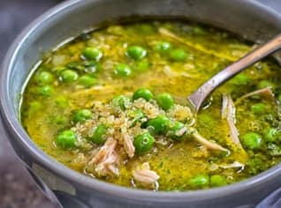 Peruánská kuřecí polévka aquadito s koriandrem a quinoou Peruánská kuřecí polévka aquadito s koriandrem a quinoou