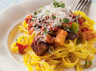 Čerstvé tagliatelle s vepřovým ragú Čerstvé tagliatelle s vepřovým ragú