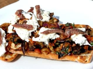 Crostini s lilkem, ančovičkami a mozzarellou Crostini s lilkem, ančovičkami a mozzarellou