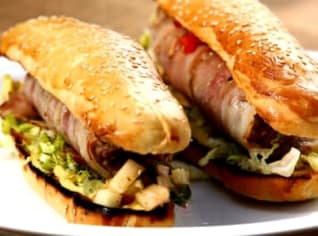 Domácí hot dog s chipotle salsou Domácí hot dog s chipotle salsou