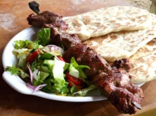 Naan bread s jehněčím šašlikem Naan bread s jehněčím šašlikem