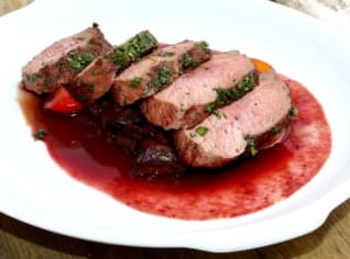 Steak ze pštrosa s omáčkou z vína shiraz Steak ze pštrosa s omáčkou z vína shiraz