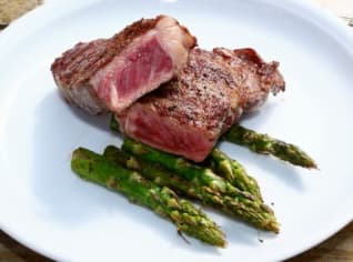Hovězí steak wagyu s chřestem Hovězí steak wagyu s chřestem