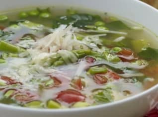 Jarní polévka minestrone s těstovinovou rýží Jarní polévka minestrone s těstovinovou rýží