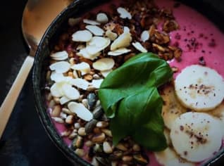 Banánovo-malinová smoothie bowl Banánovo-malinová smoothie bowl
