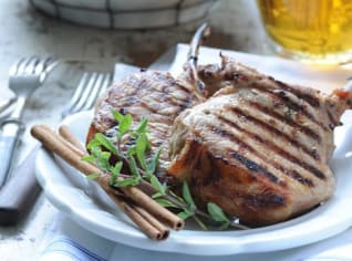 Grilované kotlety v jamajské marinádě s pivem Grilované kotlety v jamajské marinádě s pivem