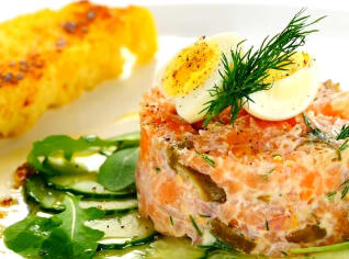 Tatarák z uzeného lososa a okurkové carpaccio Tatarák z uzeného lososa a okurkové carpaccio