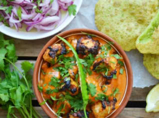Butter chicken s hráškovým poori Butter chicken s hráškovým poori