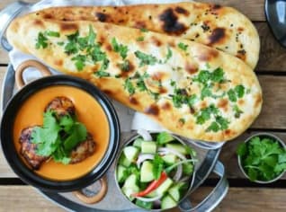 Kuřecí tikka masala s plackami naan a okurkovým salátem Kuřecí tikka masala s plackami naan a okurkovým salátem