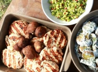 Krůtí placičky, brambory se smetanou, žampiony a okurková salsa Krůtí placičky, brambory se smetanou, žampiony a okurková salsa