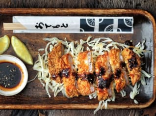 Vepřový řízek se štiplavým saltem a omáčkou tonkatsu Vepřový řízek se štiplavým saltem a omáčkou tonkatsu