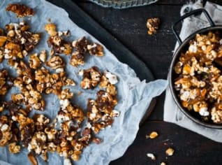 Karamelový popcorn s arašídy a čokoládou Karamelový popcorn s arašídy a čokoládou