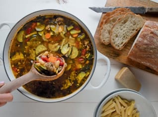 Vydatná minestrone s pikantní klobásou a fazolemi Vydatná minestrone s pikantní klobásou a fazolemi