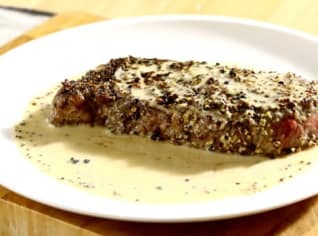 Steak s pepřovou krustou a omáčkou z hrubozrnné hořčice Steak s pepřovou krustou a omáčkou z hrubozrnné hořčice