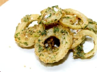 Africká bhajia – cibulové kroužky Africká bhajia – cibulové kroužky