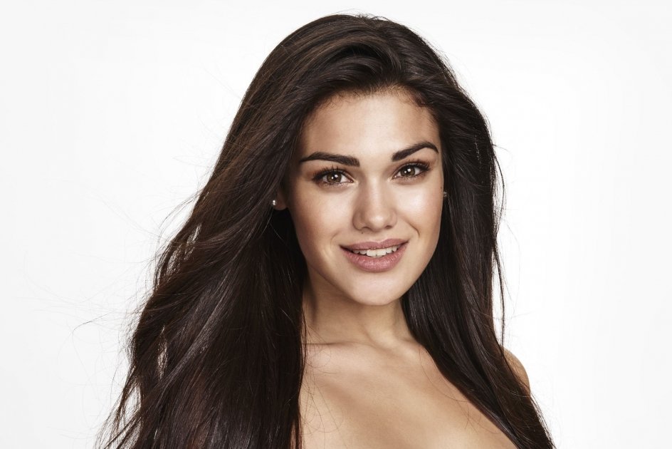 Brunetce je 18 let. Brunetce je 18 let.