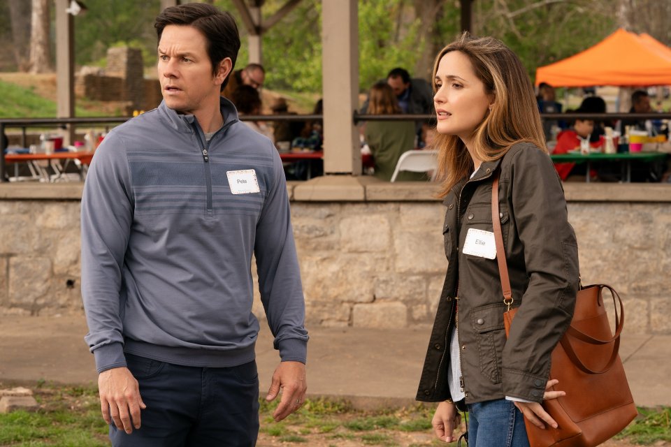 Mark Wahlberg s Rose Byrrneovou v komedii Najednou jsme rodina. Mark Wahlberg s Rose Byrrneovou v komedii Najednou jsme rodina.