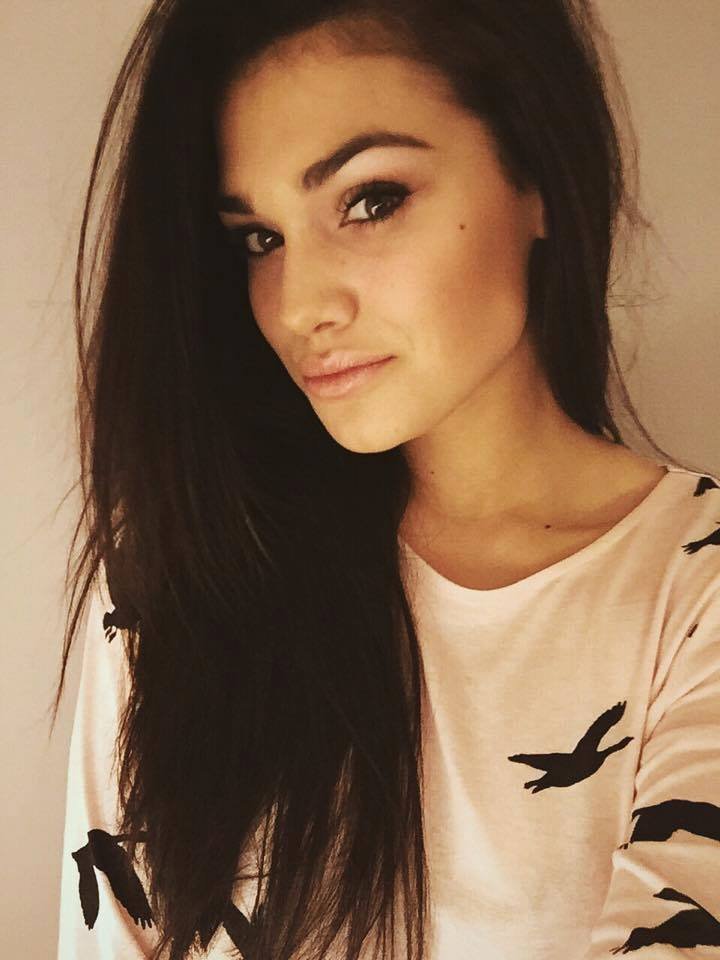 Ráda si dělá selfie. Ráda si dělá selfie.
