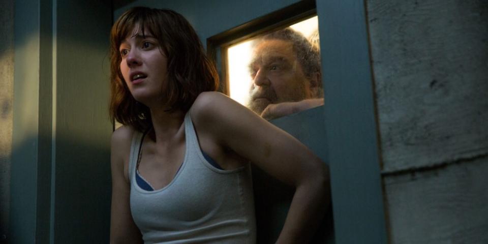 2) Ulice Cloverfield 10 – perfektní drama o dívce, která je zavřená v protiatomovém krytu a snaží se dostat ven 2) Ulice Cloverfield 10 – perfektní drama o dívce, která je zavřená v protiatomovém krytu a snaží se dostat ven