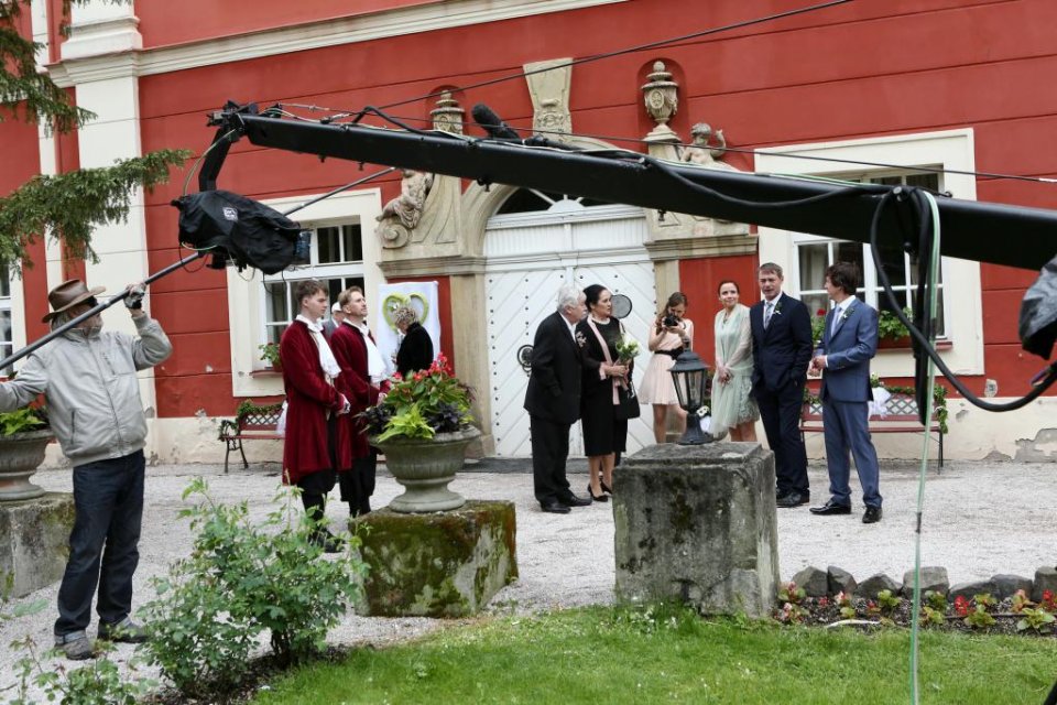 Natáčelo se hlavně venku před zámkem Dětenice Natáčelo se hlavně venku před zámkem Dětenice