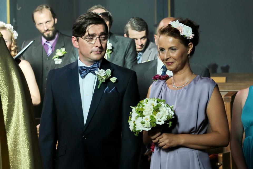 Patolog Mráz s Eliškou před oltářem. Patolog Mráz s Eliškou před oltářem.