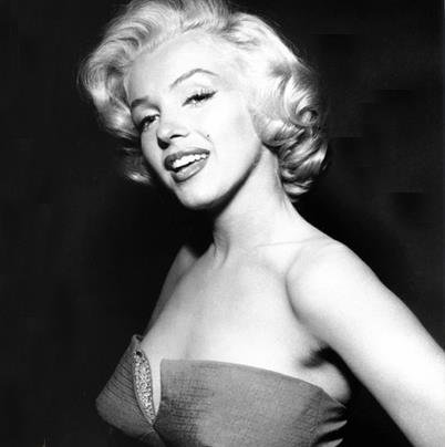 Marylin Monroe byla vlastním jménem Norma Jeane Mortenson Marylin Monroe byla vlastním jménem Norma Jeane Mortenson