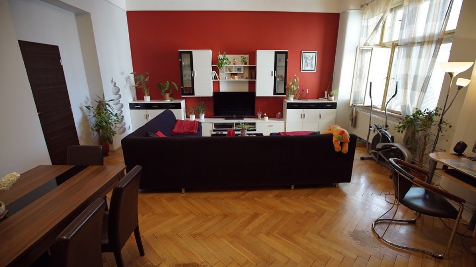 V této proměně jsme předělávali kuchyni a obývák v bytě na Smíchově. Pohled do obýváku z kuchyně V této proměně jsme předělávali kuchyni a obývák v bytě na Smíchově. Pohled do obýváku z kuchyně
