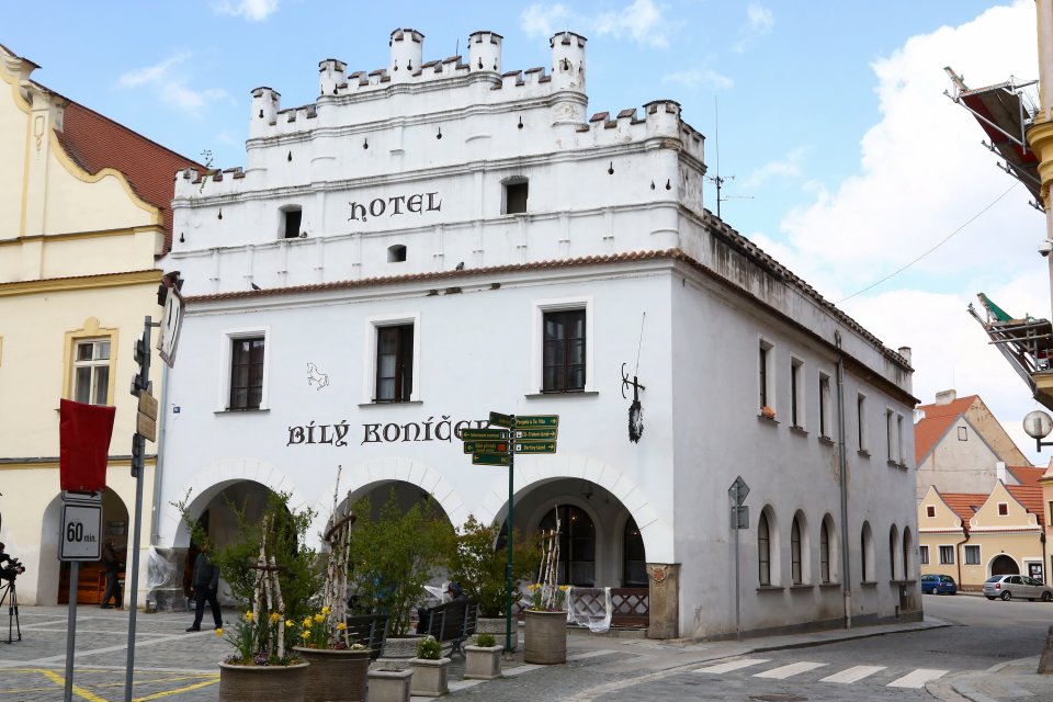 Hotel Bílý koníček v Třeboni stojí hned na náměstí. Hotel Bílý koníček v Třeboni stojí hned na náměstí.