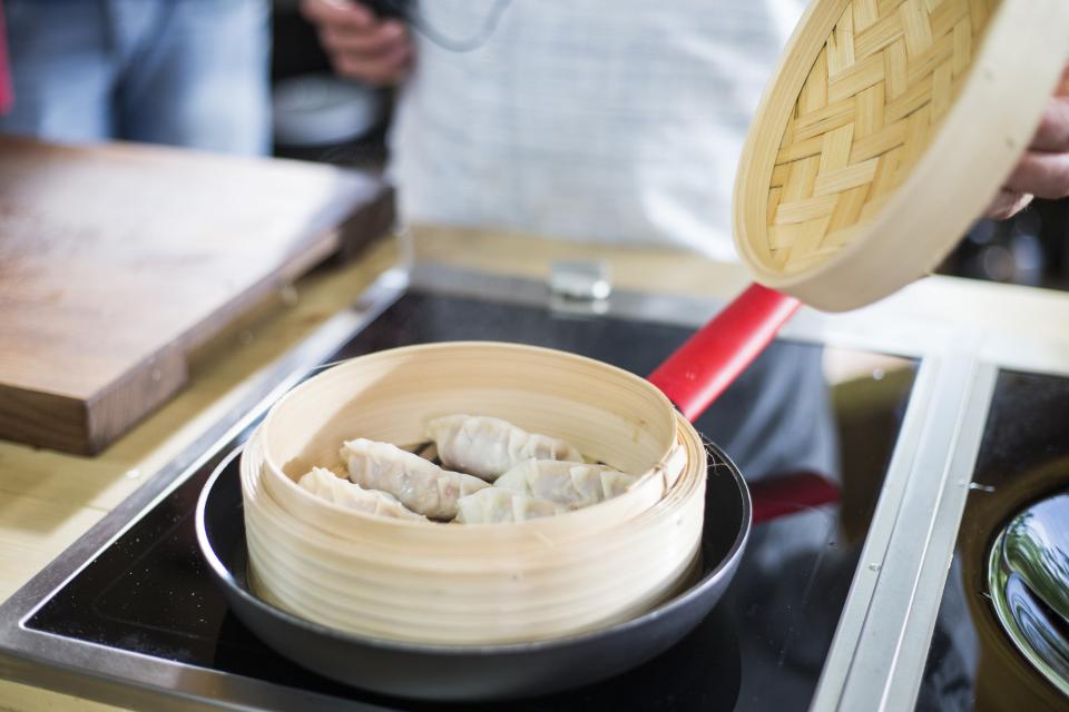 Populární japonské knedlíčky vařené na páře. Populární japonské knedlíčky vařené na páře.