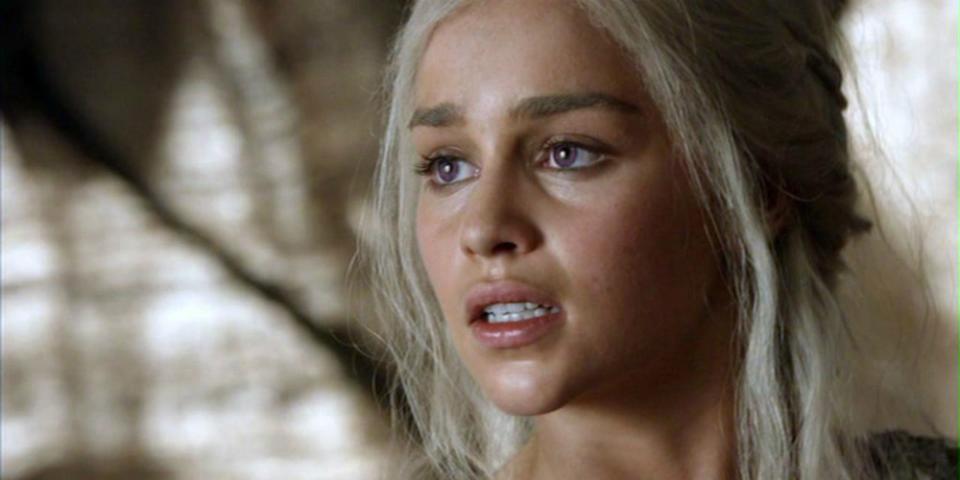 7) Pokud vám na obrázku něco nesedí, tak koukáte správně. Daenerys v seriálu ve skutečnosti nemá fialové oči, kdyby ale vypadala tak, jak je rod Targaryenů v knihách popisován, vypadala by nějak takhle. 7) Pokud vám na obrázku něco nesedí, tak koukáte správně. Daenerys v seriálu ve skutečnosti nemá fialové oči, kdyby ale vypadala tak, jak je rod Targaryenů v knihách popisován, vypadala by nějak takhle.