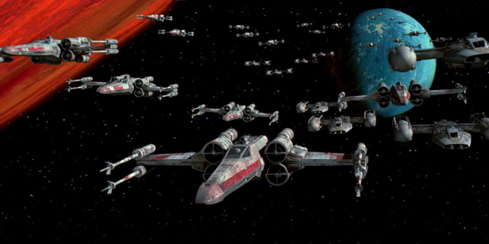 X-Wing: Wraith Squadron - Slavná skupina pilotů a sabotérů, která pro Rebely dělá špinavou práci, má docela blízko k Rogue One. Parta Wedge Antillese by tak klidně utáhla i vlastní celovečerák, v němž by určitě došlo na napínavé bitvy na zemi i ve vesmíru X-Wing: Wraith Squadron - Slavná skupina pilotů a sabotérů, která pro Rebely dělá špinavou práci, má docela blízko k Rogue One. Parta Wedge Antillese by tak klidně utáhla i vlastní celovečerák, v němž by určitě došlo na napínavé bitvy na zemi i ve vesmíru