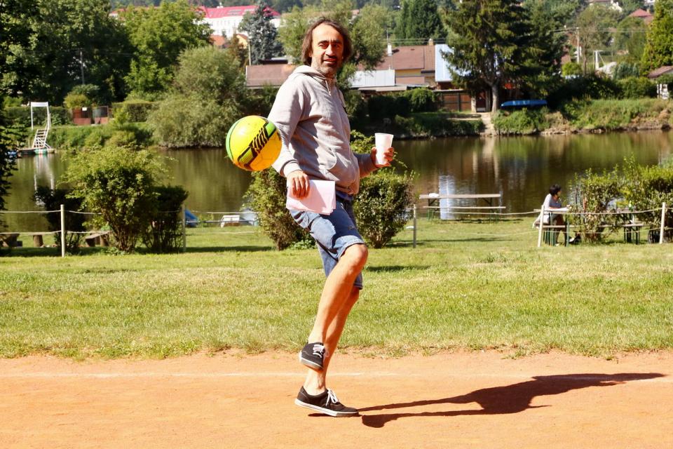 ale fotbálek si jde zahrát s klidem ale fotbálek si jde zahrát s klidem