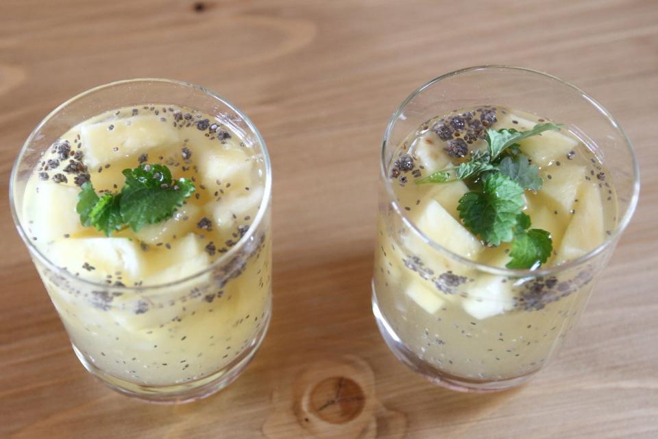 Přichystá drink na dokonalé probuzení z ananasu a chia semínek. Přichystá drink na dokonalé probuzení z ananasu a chia semínek.