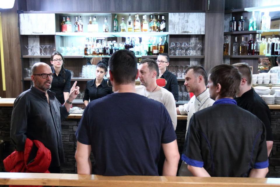 Tady vázne i komunikace mezi personálem a vedoucími. Jeden z majitelů si nepamatuje ani jejich jména. Tady vázne i komunikace mezi personálem a vedoucími. Jeden z majitelů si nepamatuje ani jejich jména.