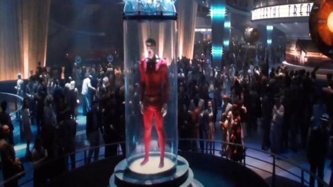 Když Bucky a Steve vstupují na přehlídku budoucích technologií, lze tam spatřit červený kostým. Ten v komiksech patřil úplně první verzi postavy Human Torch, kterou můžete znát z filmu Fantastická čtyřka. Když Bucky a Steve vstupují na přehlídku budoucích technologií, lze tam spatřit červený kostým. Ten v komiksech patřil úplně první verzi postavy Human Torch, kterou můžete znát z filmu Fantastická čtyřka.