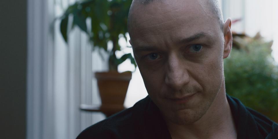 11) Rozpolcený (Režie: M. Night Shyamalan) 11) Rozpolcený (Režie: M. Night Shyamalan)