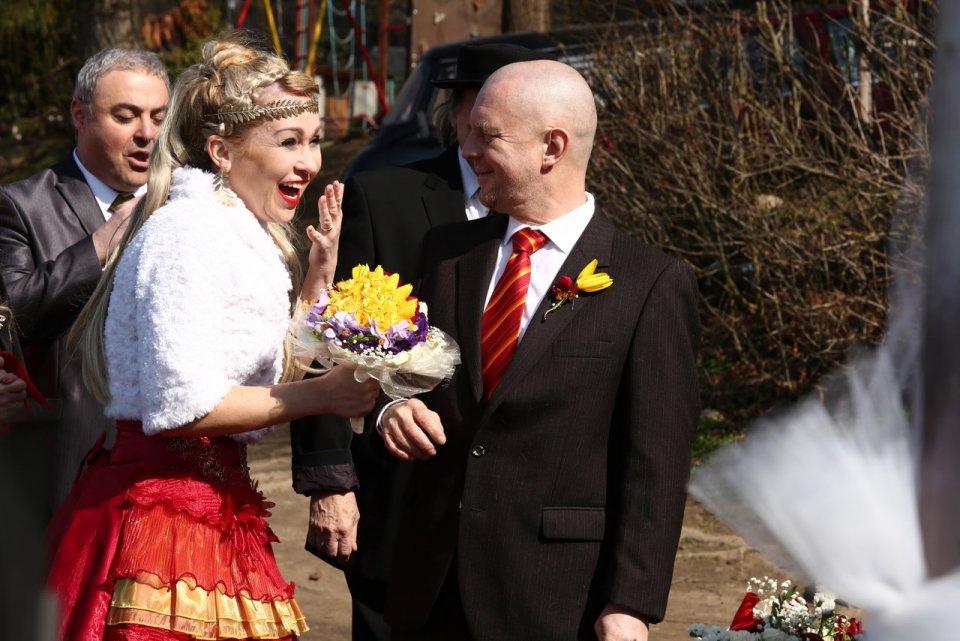 Milenka s Radim během svatebního obřadu Milenka s Radim během svatebního obřadu