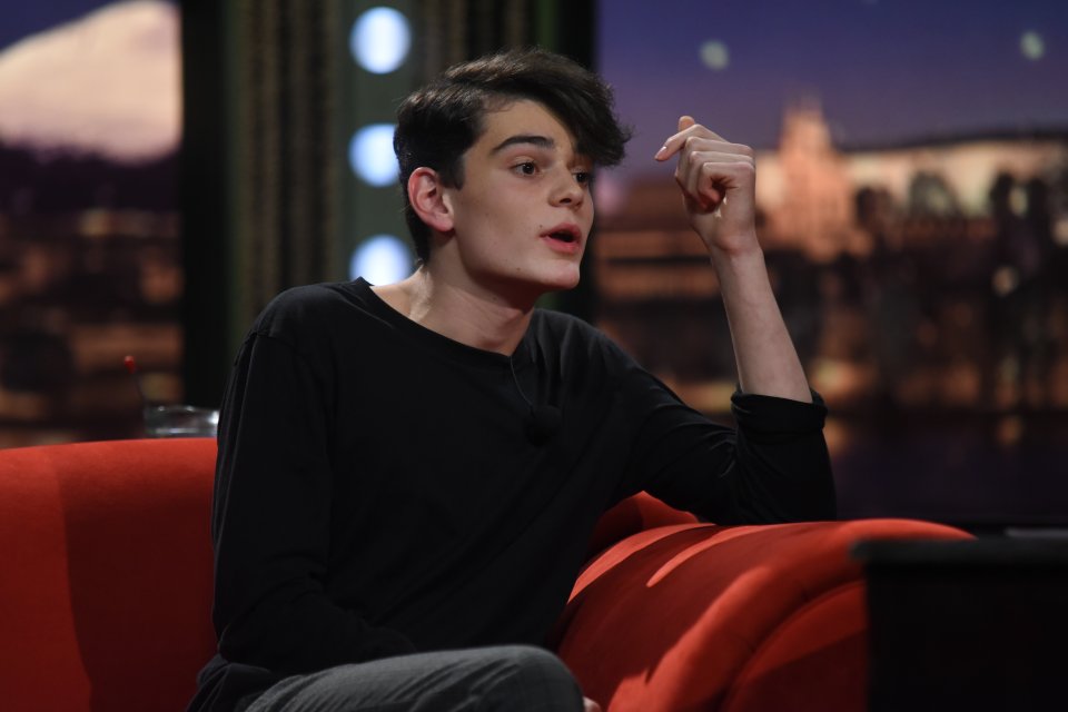 „Možná, že tady působím spořádaně, ale jakmile odsud odejdu, asi byste mě nepoznal,“ říká mladý herec Josef Trojen v show. „Možná, že tady působím spořádaně, ale jakmile odsud odejdu, asi byste mě nepoznal,“ říká mladý herec Josef Trojen v show.